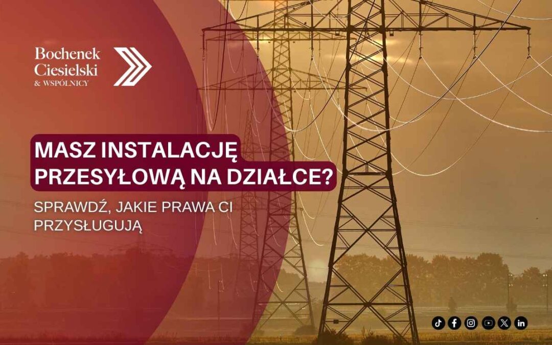 Słupy wysokiego napięcia na tle zachodu słońca; na grafice widoczny napis „Masz instalację przesyłową na działce? Sprawdź, jakie prawa ci przysługują” oraz logo „Bochenek Ciesielski & Wspólnicy”.