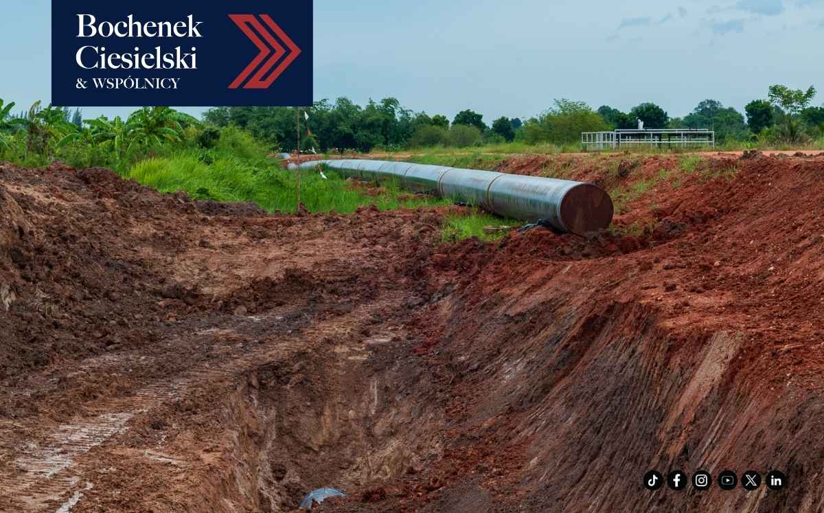 Układanie gazociągu w wykopie przy użyciu ciężkiego sprzętu; grafika informacyjna o prawach właściciela działki w przypadku przebiegu gazociągu.