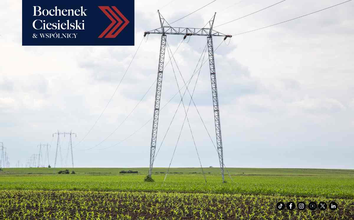 Słup energetyczny wysokiego napięcia stojący na polu uprawnym – ograniczenie w korzystaniu z działki
