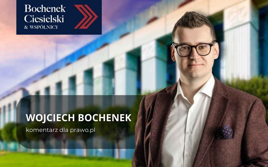 Wojciech Bochenek stojący na tle gmachu sądu, podpis informujący o komentarzu dla portalu prawo.pl.