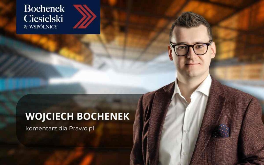 Mężczyzna w okularach i marynarce na tle nowoczesnej architektury, grafika z napisem „Wojciech Bochenek – komentarz dla Prawo.pl” oraz logo Bochenek Ciesielski & Wspólnicy.
