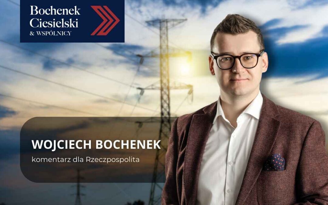 Mężczyzna w okularach i marynarce na tle nieba i słupa energetycznego; po lewej stronie tekst informacyjny oraz logo kancelarii Bochenek Ciesielski & Wspólnicy.