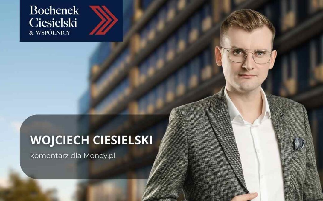 Wojciech Ciesielski z kancelarii Bochenek Ciesielski & Wspólnicy – komentarz prawny dla Money.pl, w tle nowoczesny budynek biurowy