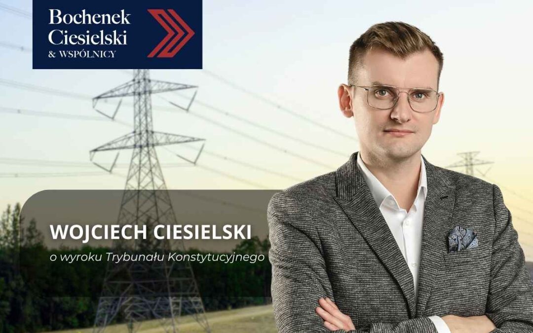 Portret mężczyzny w garniturze na tle słupów energetycznych, z podpisem dotyczącym komentarza do wyroku Trybunału Konstytucyjnego oraz logo kancelarii Bochenek Ciesielski & Wspólnicy w lewym górnym rogu.