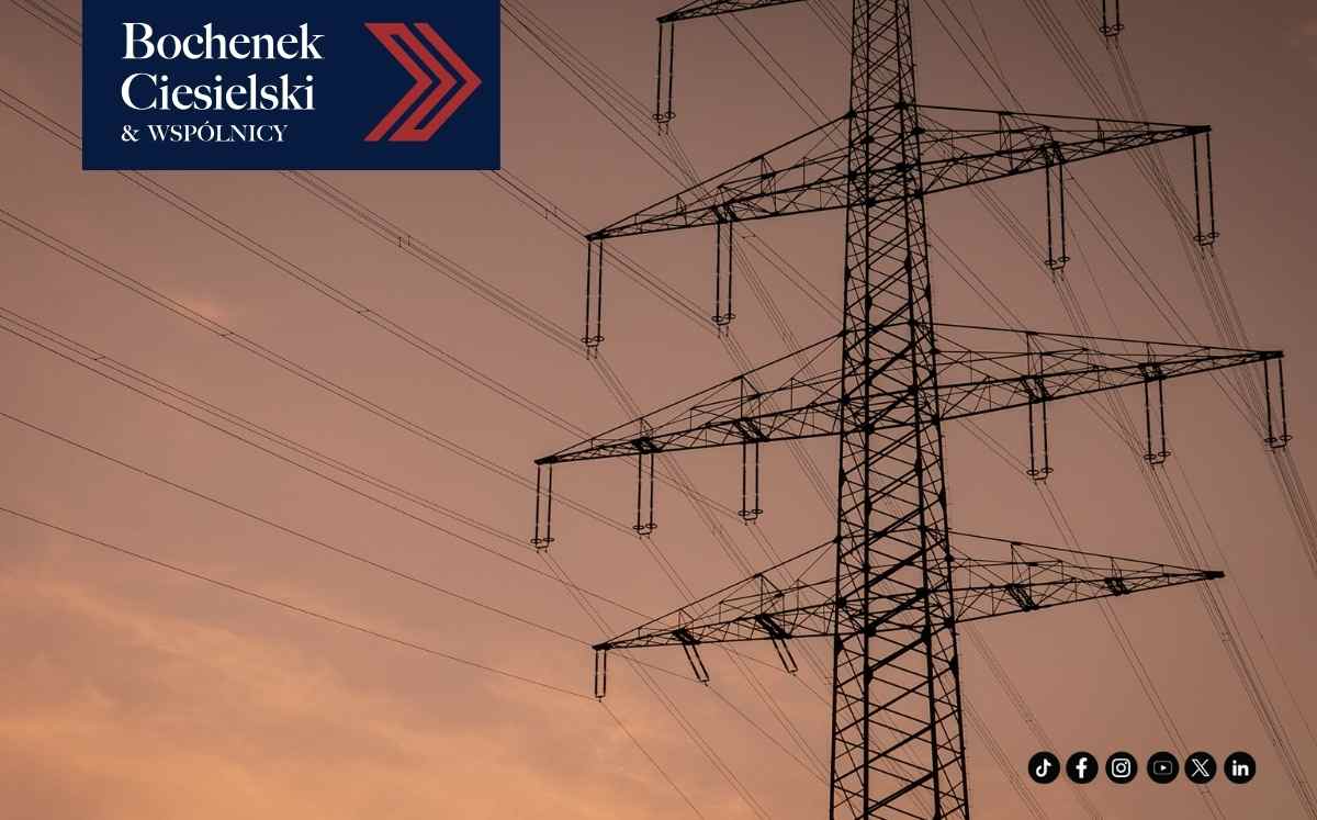 Słup wysokiego napięcia i linie energetyczne na tle nieba – problem słupa energetycznego na działce