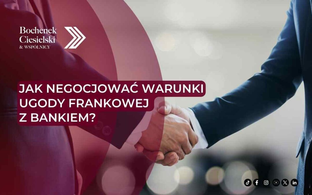 Uścisk dłoni dwóch mężczyzn w garniturach, przedstawiający zawarcie porozumienia z bankiem.