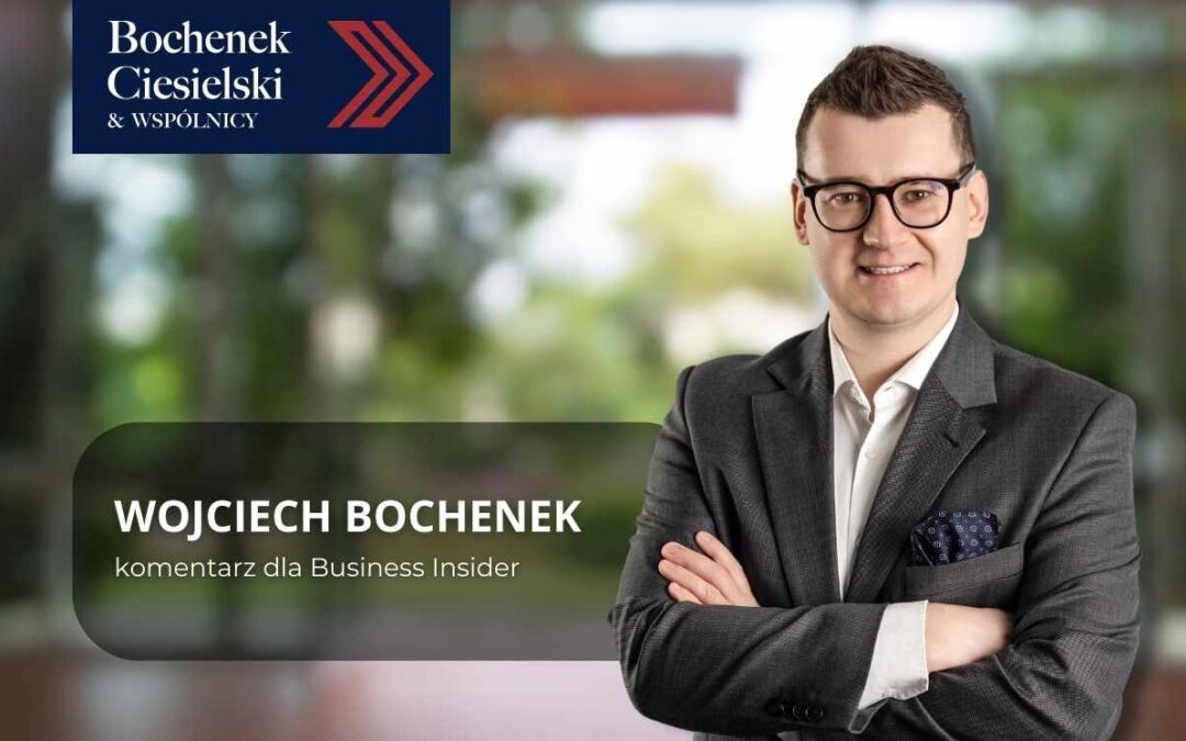 Wojciech Bochenek w okularach i marynarce, stojący z założonymi rękami na tle biura; obok podpis „Wojciech Bochenek – komentarz dla Business Insider”. W lewym górnym rogu logo Bochenek Ciesielski & Wspólnicy.