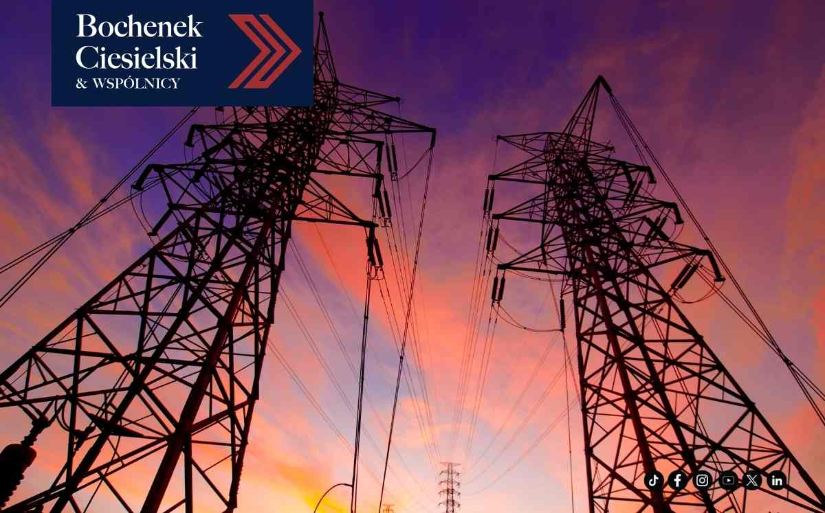 Linie wysokiego napięcia na tle zachodzącego słońca – infrastruktura energetyczna na gruncie prywatnym