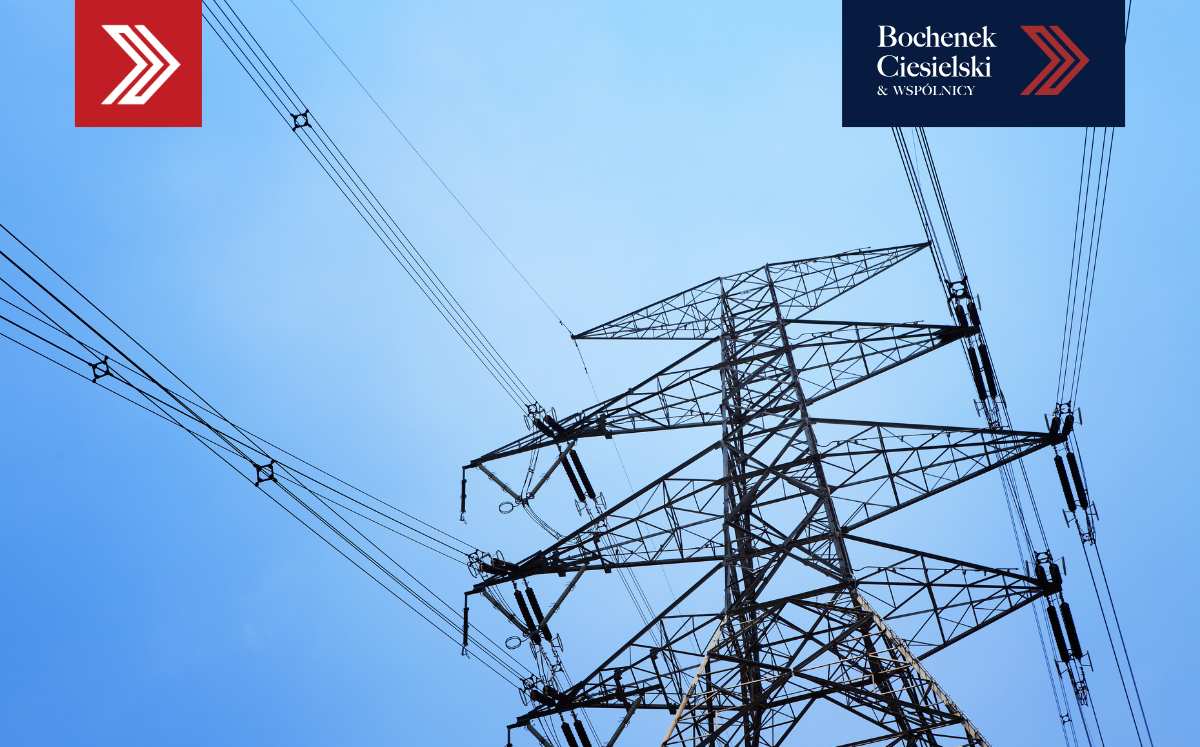 słup wysokiego napięcia na tle nieba