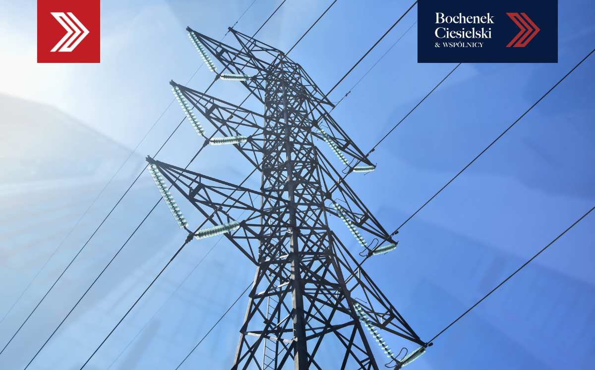 słup wysokiego napięcia na tle nieba