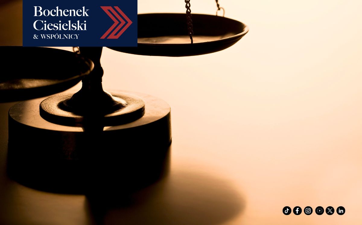 Zbliżenie na posąg Temidy z opaską na oczach obok logotypu kancelarii Bochenek Ciesielski & Wspólnicy.