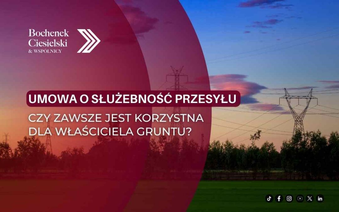 Linie energetyczne przebiegające nad terenem zielonym o zachodzie słońca – grafika informacyjna o umowie o służebność przesyłu.