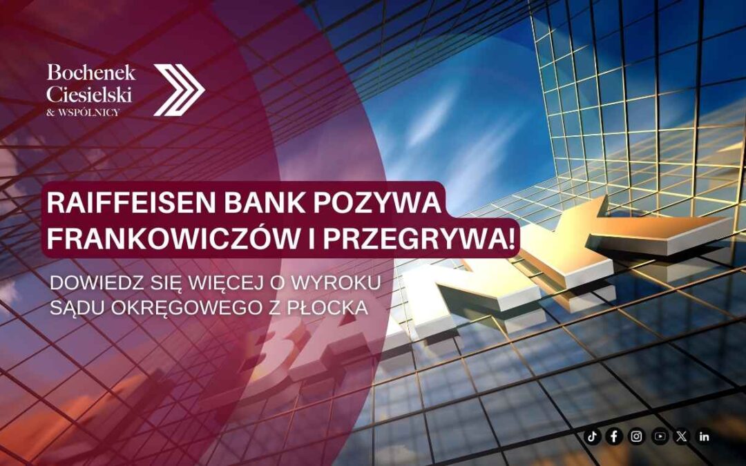 Fasada szklanego biurowca z dużym logo banku. Na środku napis: „Raiffeisen Bank pozywa frankowiczów i przegrywa! Dowiedz się więcej o wyroku Sądu Okręgowego z Płocka”. W lewym górnym rogu logo „Bochenek Ciesielski & Wspólnicy”.