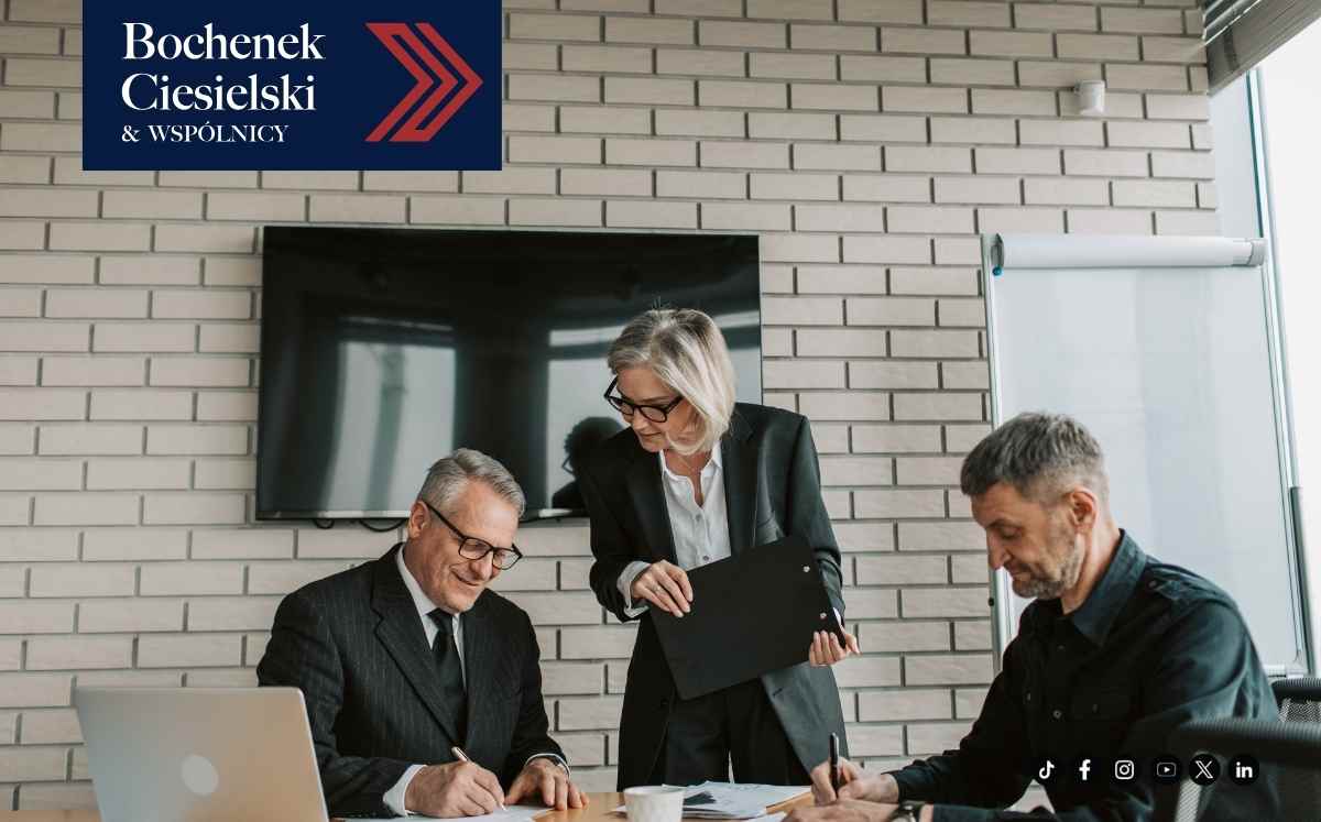 Grafika informacyjna dotycząca postępowania upadłościowego Getin Noble Bank – mężczyzna w garniturze siedzący przy biurku, symbol analizy sytuacji frankowiczów.