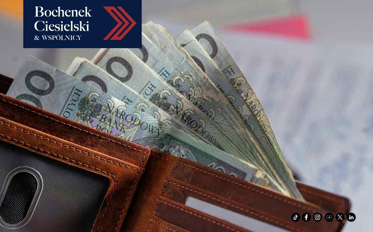 Portfel wypełniony banknotami 100 zł — odzyskiwanie pieniędzy z kredytu frankowego, kancelaria Bochenek Ciesielski & Wspólnicy