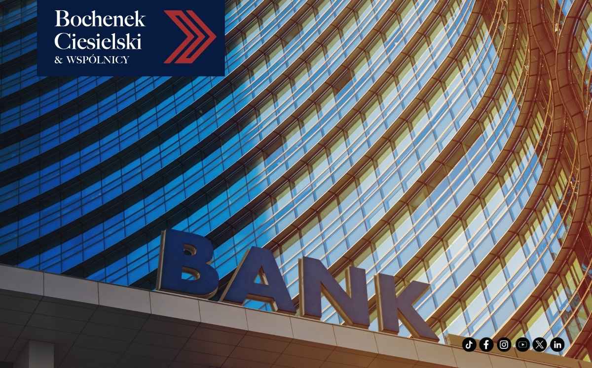 Nowoczesny budynek banku z widocznym napisem „BANK”, symbol instytucji finansowej w kontekście spraw frankowych.