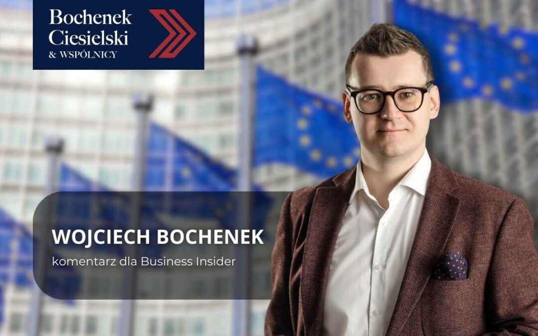 Mężczyzna w okularach i marynarce na tle budynku instytucji unijnych z flagami UE; grafika z napisem „Wojciech Bochenek, komentarz dla Business Insider” oraz logo Bochenek Ciesielski & Wspólnicy.
