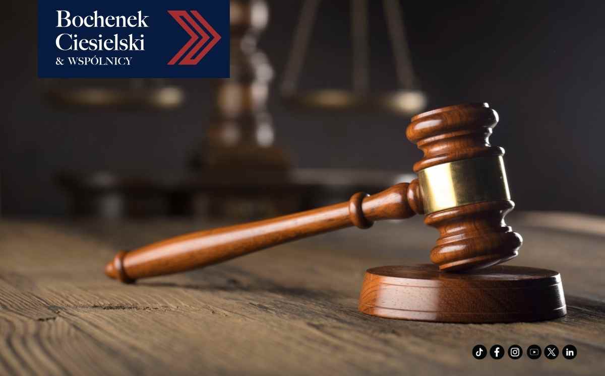 Drewniany młotek sędziowski na stole sądowym – symbol postępowania sądowego w sprawach frankowych, logo kancelarii Bochenek Ciesielski & Wspólnicy.