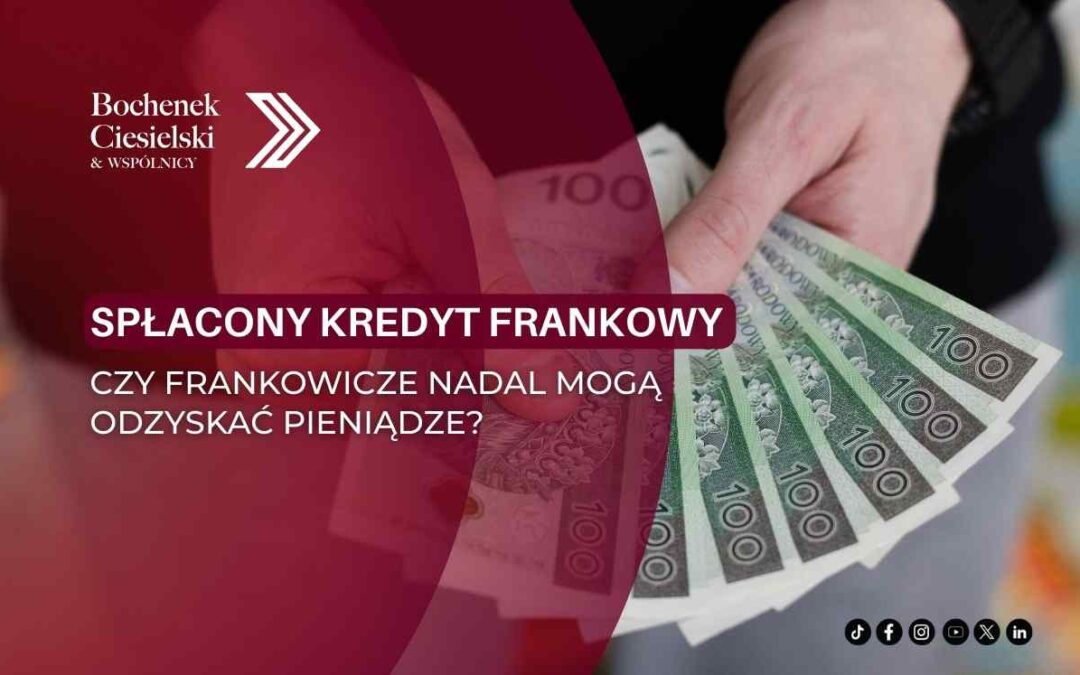 Osoba trzymająca banknoty 100 zł, napis: Spłacony kredyt frankowy — czy można odzyskać pieniądze?