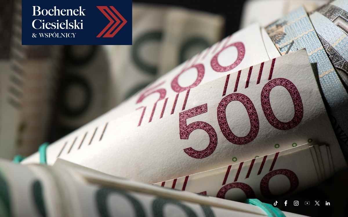 Zbliżenie na banknoty 500 zł – symbol rozliczeń finansowych i skutków ustawy frankowej dla kredytobiorców.