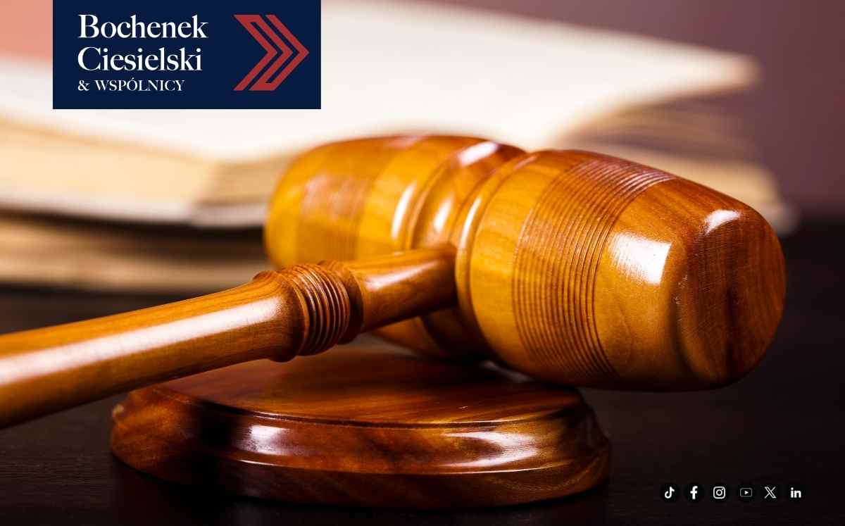 Młotek sędziowski na tle akt sądowych – symbol wyroku w sprawach frankowych