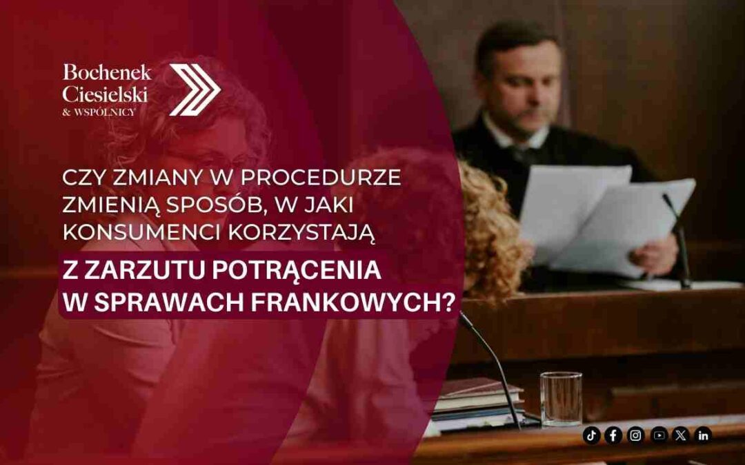 Sala rozpraw — sędzia przegląda dokumenty, na pierwszym planie napis o zmianach w procedurze i zarzucie potrącenia w sprawach frankowych.