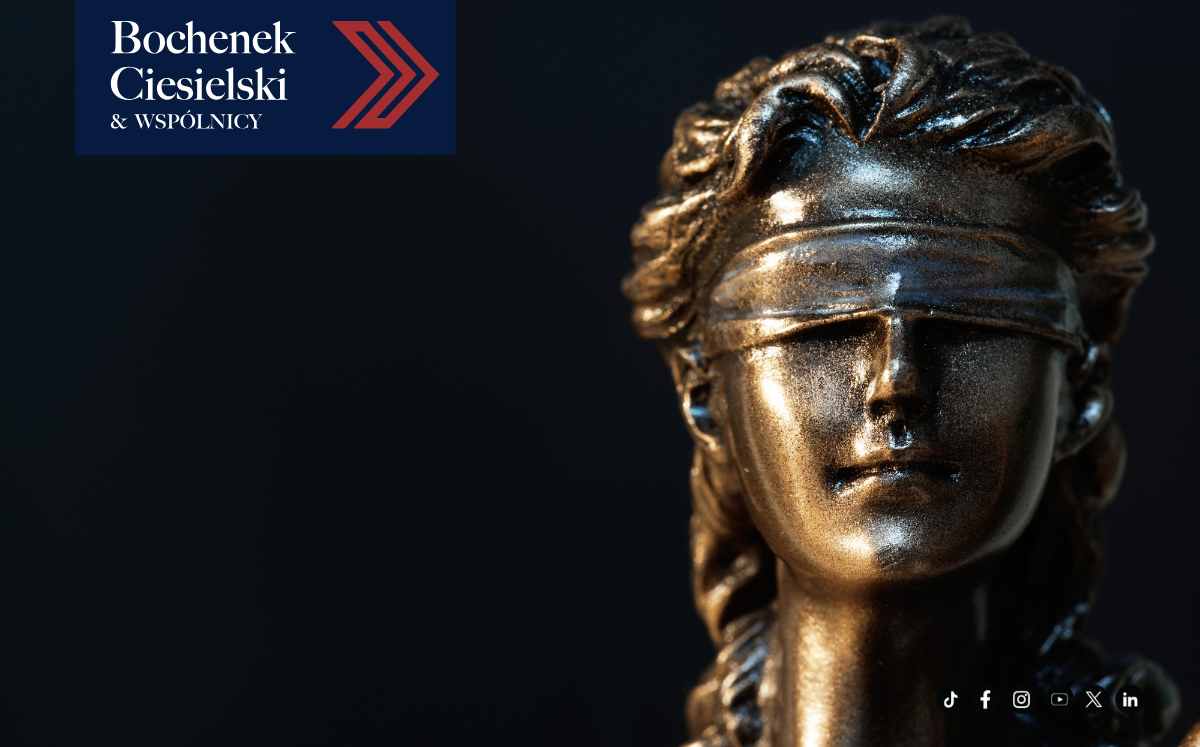 Zbliżenie na figurę Temidy z zasłoniętymi oczami symbolizującą sprawiedliwość i prawo.