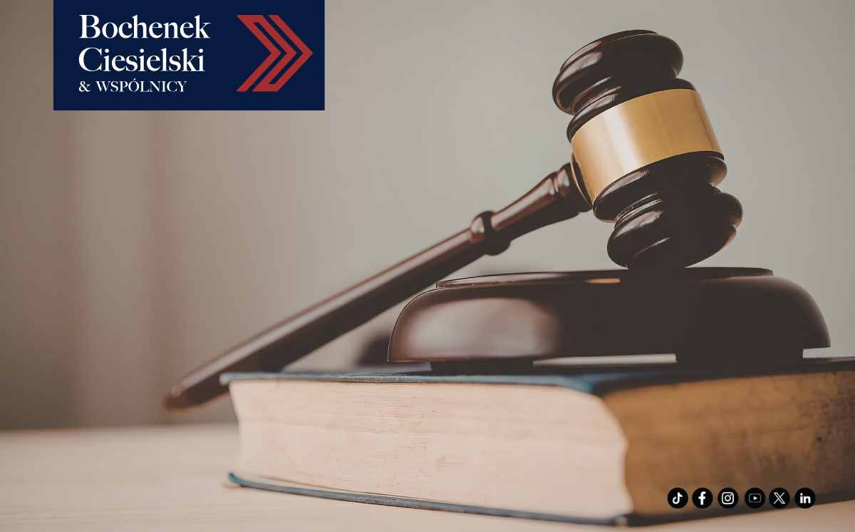 Młotek sędziowski leżący na księdze prawa symbolizujący zmiany w ochronie praw konsumentów.