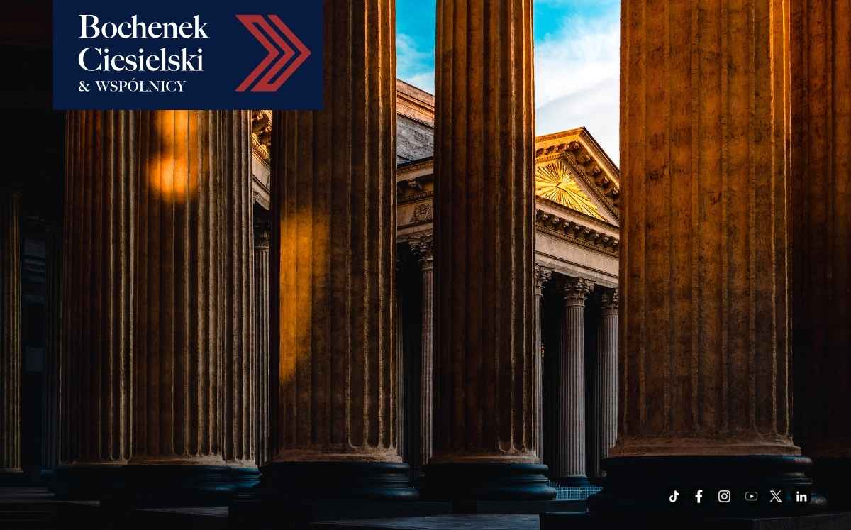 Monumentalne kolumny gmachu sądu w ciepłym świetle – symbol postępowania apelacyjnego i wymiaru sprawiedliwości w sprawach frankowych.