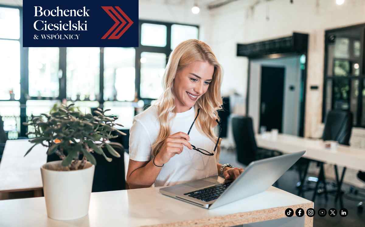 Kobieta korzystająca z laptopa w biurze – składanie elektronicznej reklamacji lub kontakt z kancelarią online.