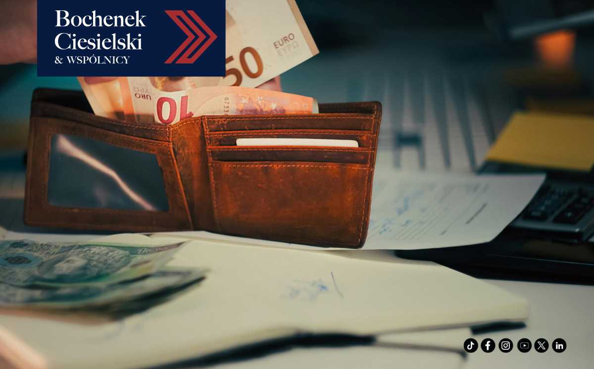 Portfel z banknotami euro na dokumentach finansowych – symbol korzyści finansowych i roszczeń kredytobiorców posiadających kredyt w euro.