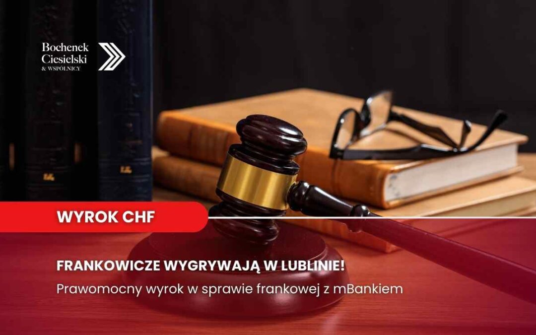 Młotek sędziowski na tle ksiąg prawnych z napisem „Wyrok CHF – Frankowicze wygrywają w Lublinie”.