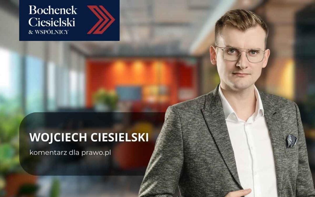 Portret Wojciecha Ciesielskiego, prawnika kancelarii Bochenek Ciesielski & Wspólnicy, w nowoczesnym wnętrzu biurowym – komentarz dla prawo.pl.