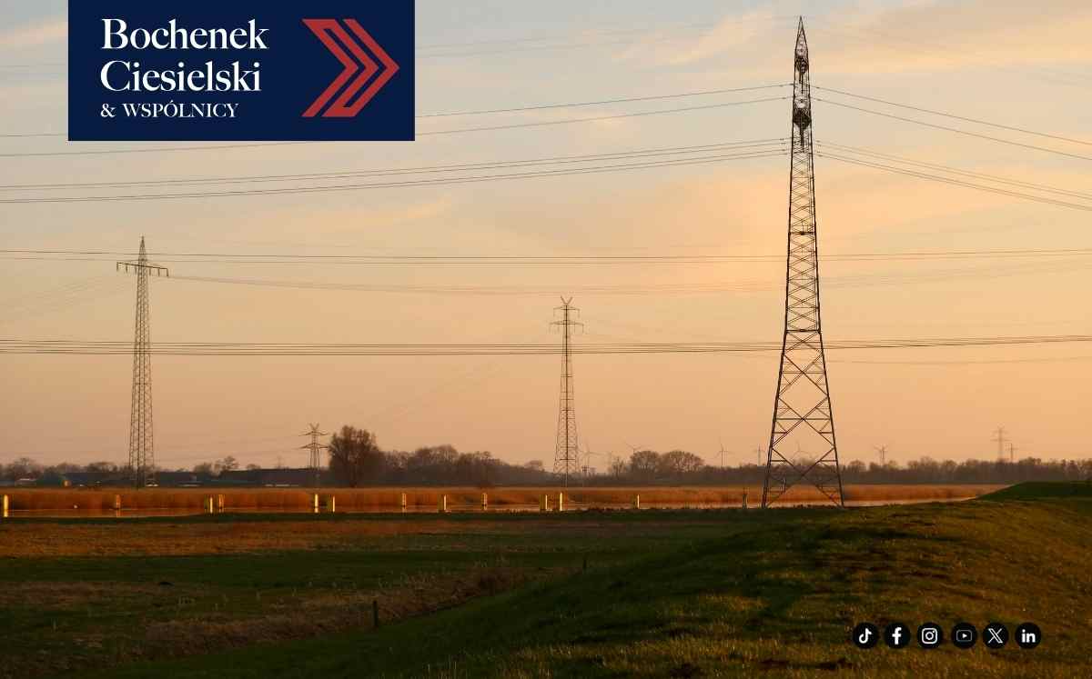 Linie energetyczne wysokiego napięcia przebiegające przez teren rolny – infrastruktura przesyłowa a służebność przesyłu