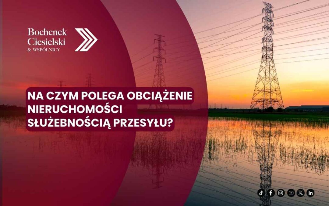 Linie przesyłowe i słupy wysokiego napięcia nad terenem podmokłym z grafiką o służebności przesyłu