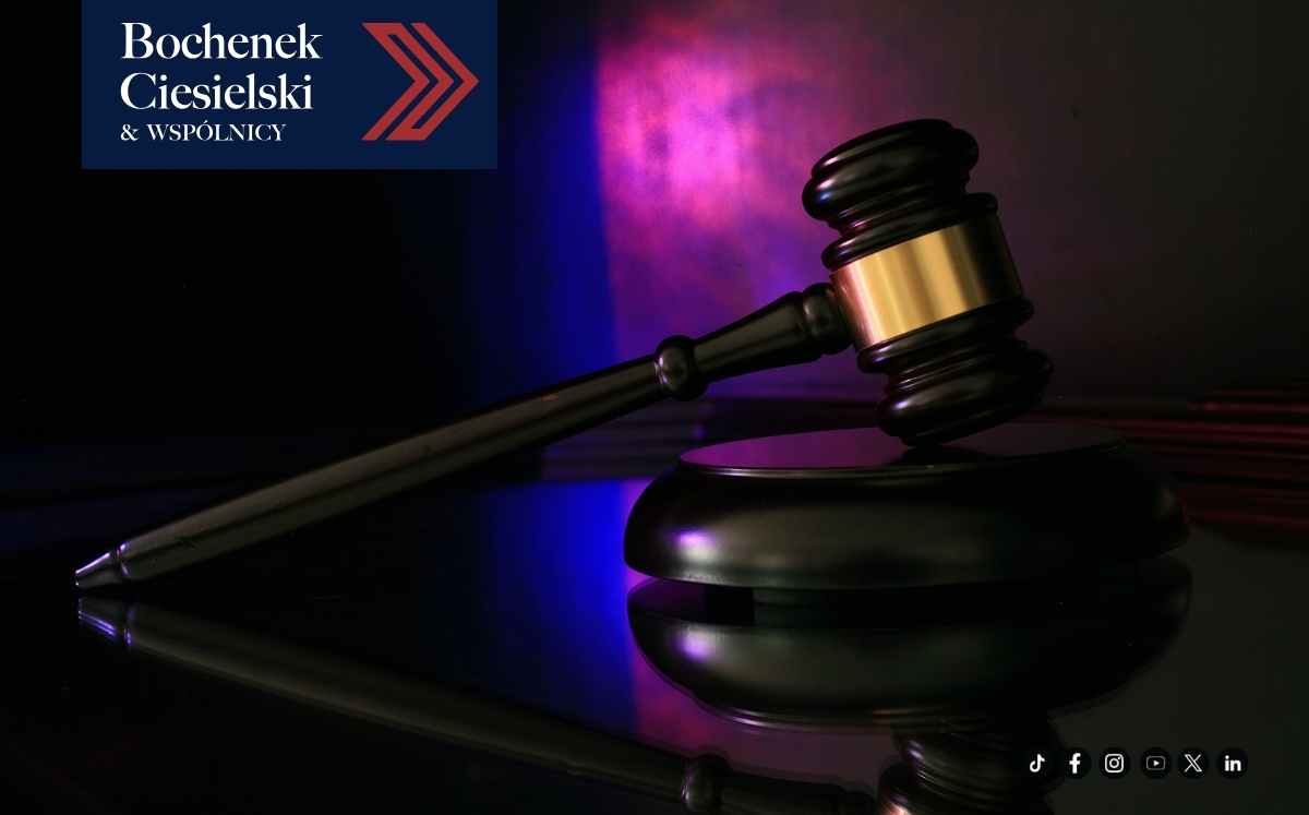 Młotek sędziowski na podstawce symbolizujący postępowanie sądowe i wyrok TSUE w sprawie WIBOR