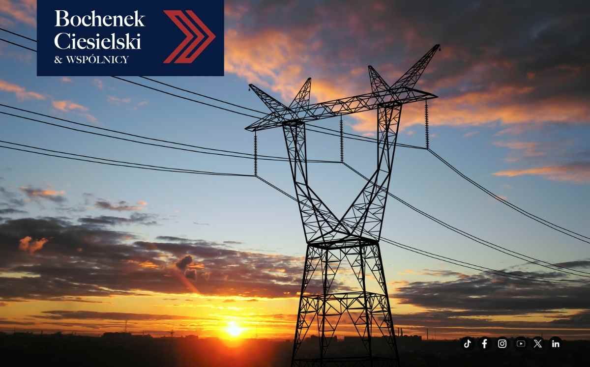 Słup wysokiego napięcia na tle zachodu słońca – infrastruktura energetyczna związana ze służebnością przesyłu.
