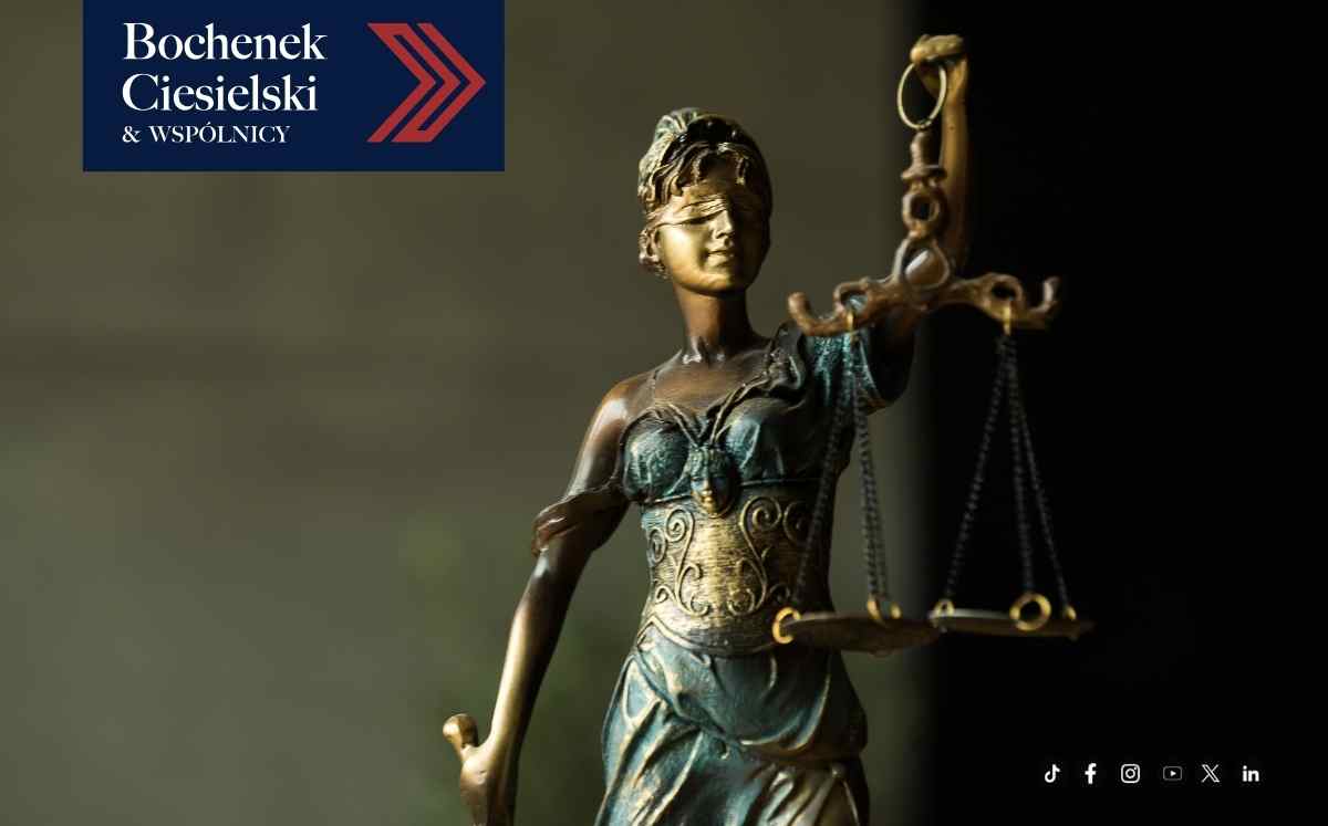 Zbliżenie na figurę Temidy trzymającej wagę – symbol sprawiedliwości i prawa.