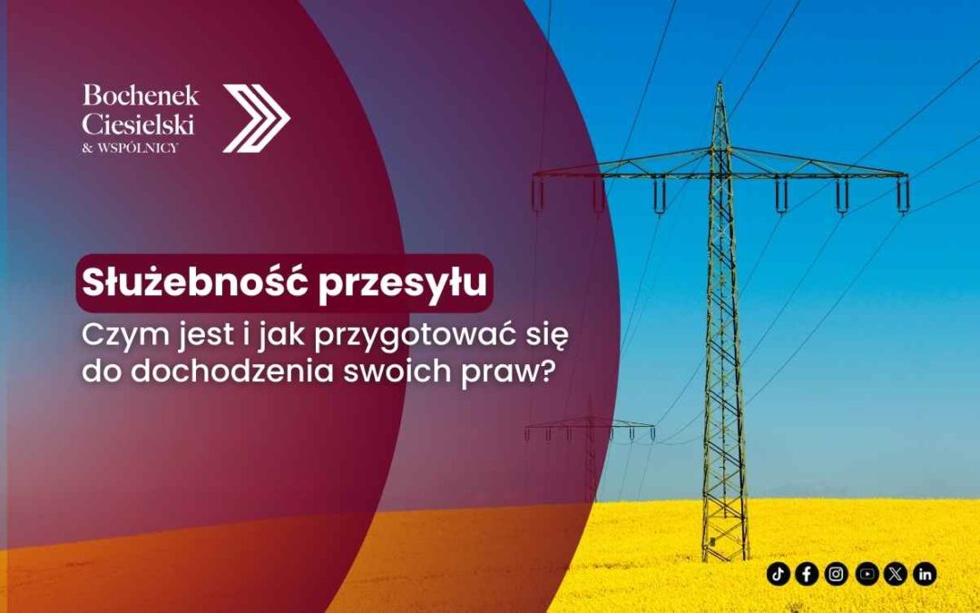 Słup energetyczny na polu uprawnym z grafiką informacyjną o służebności przesyłu.
