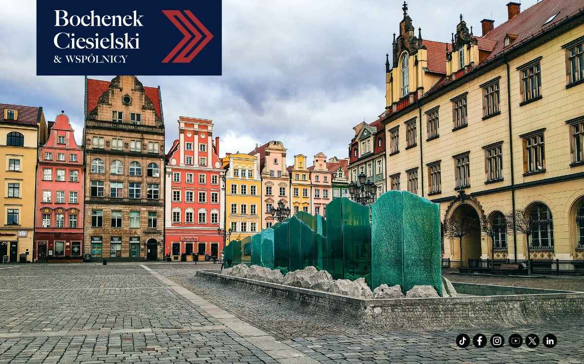 Kolorowe kamienice na Rynku we Wrocławiu z fontanną na pierwszym planie oraz brandingiem kancelarii Bochenek Ciesielski & Wspólnicy.