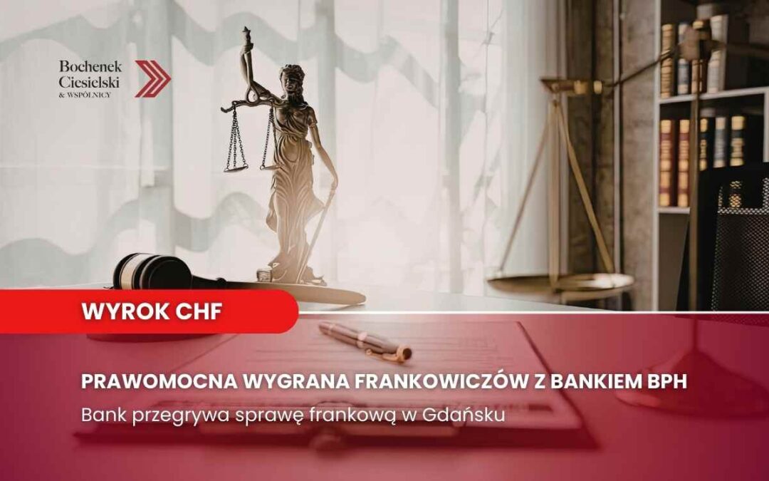 Statuetka Temidy i młotek sędziowski w kancelarii prawnej – ilustracja prawomocnej wygranej frankowiczów z bankiem BPH.