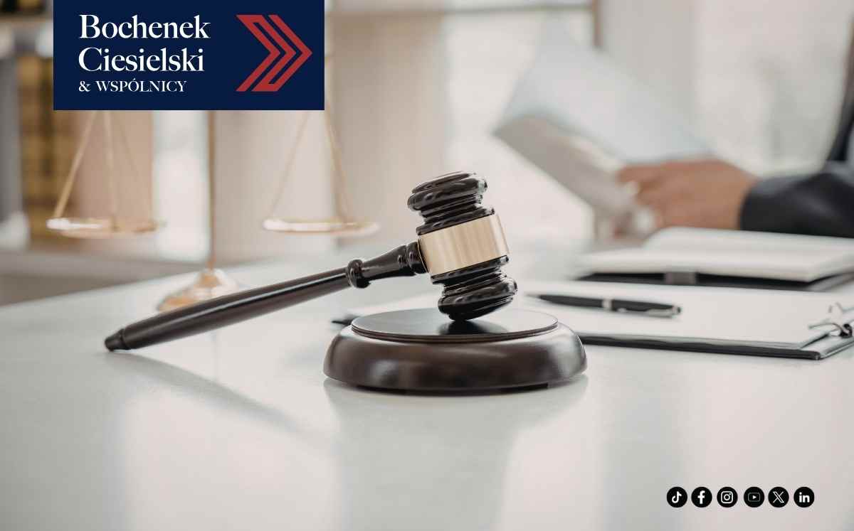 Młotek sędziowski na biurku kancelarii prawnej, w tle dokumenty i księgi – symbol wyroku w sprawie kredytu CHF.