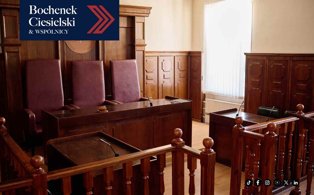 Sala rozpraw sądowych z ławą sędziowską – symbol wyroku TSUE w sprawach frankowych.