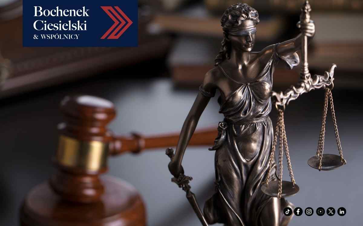 Figura Temidy z wagą sprawiedliwości na tle sali sądowej – symbol prawa i orzecznictwa TSUE dotyczącego WIBOR