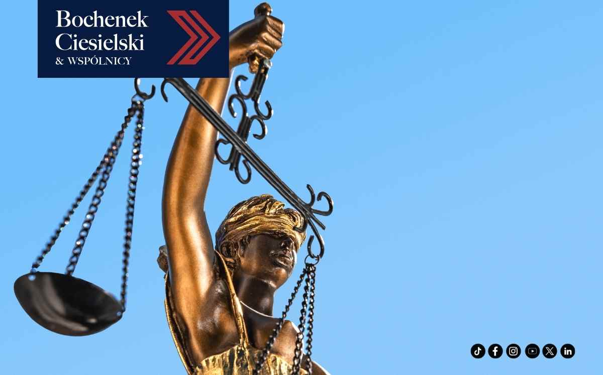 Statua Temidy z wagą sprawiedliwości na niebieskim tle z logo kancelarii Bochenek Ciesielski & Wspólnicy.