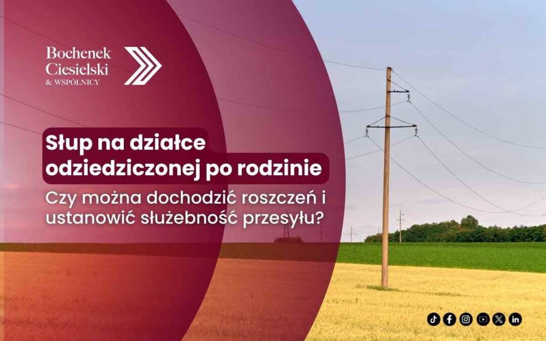 Słup energetyczny na polu oraz grafika z napisem: ‘Słup na działce odziedziczonej po rodzinie – czy można dochodzić roszczeń i ustanowić służebność przesyłu?