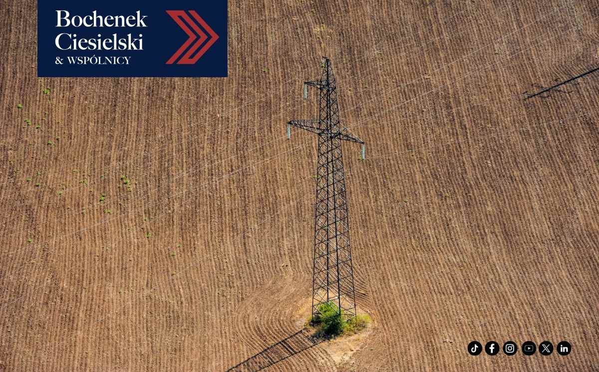 Linia energetyczna wysokiego napięcia przebiegająca nad działką rolną – przykład służebności przesyłu