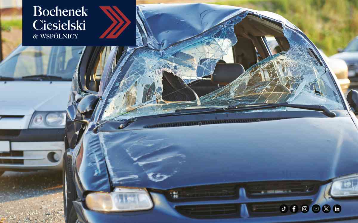 Mocno rozbite auto z wgniecionym dachem i rozbitą przednią szybą