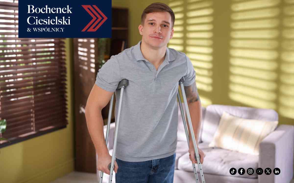Młody mężczyzna poruszający się o kulach łokciowych w domu.