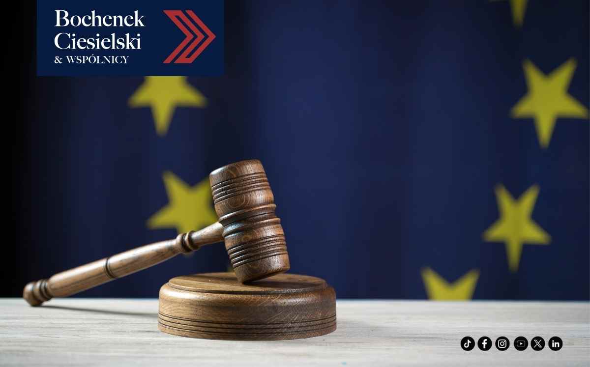 Młotek sędziowski na tle flagi Unii Europejskiej – symbol orzecznictwa europejskiego.